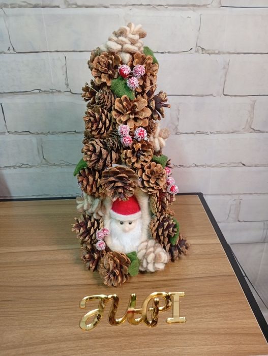 Choinka z szyszek z głową Mikołaja