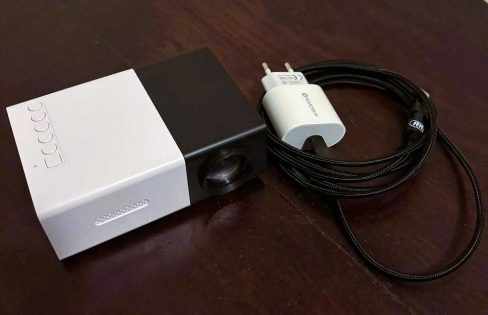 Mini Projetor Brilvibera 1080p com Alto Falantes Embutidos