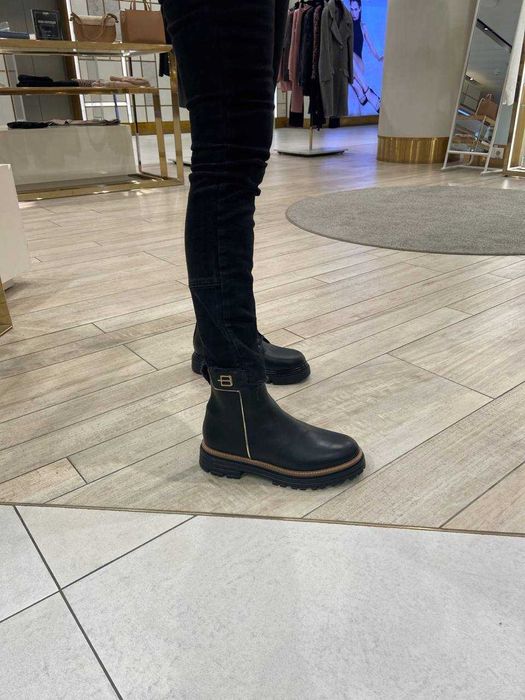 Доброго дня. Продам жіночі чорні шкіряні напівчоботи BALDININI 40р.