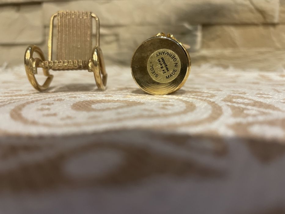 Bibeloty kolekcjonerskie pozłacane.