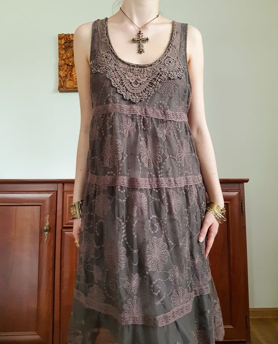 Brązowa sukienka boho z koronką
