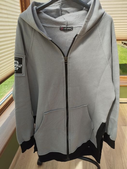 Długa bluza z kapturem M / L