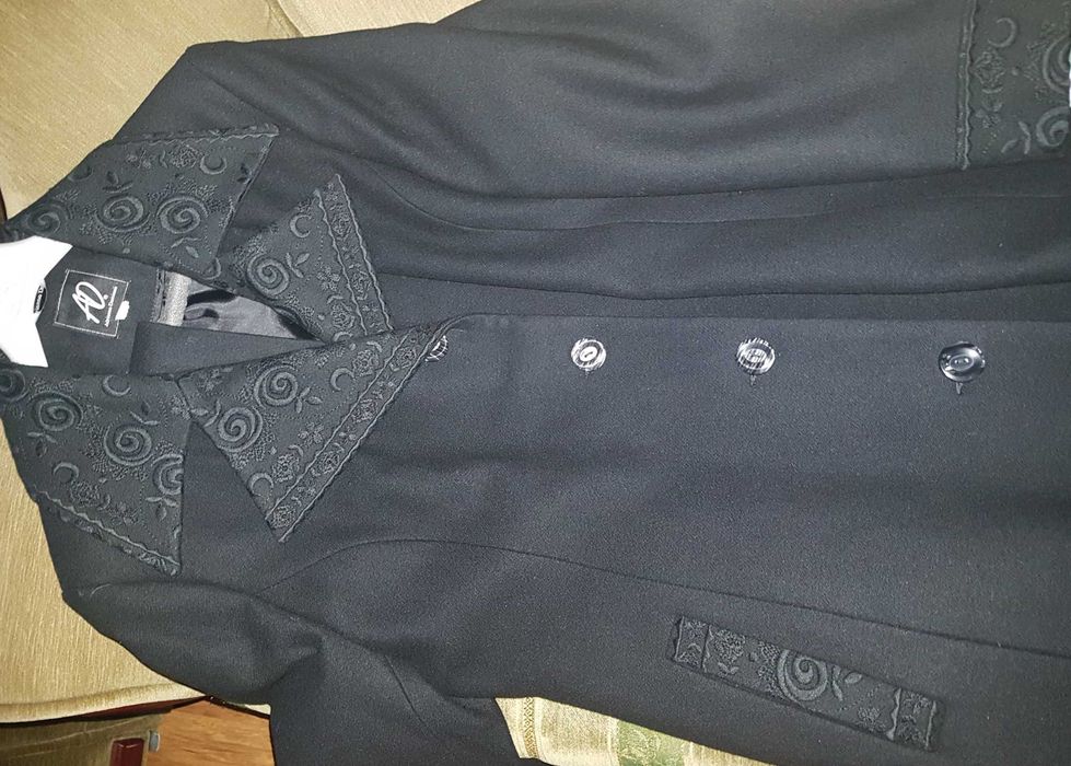 Płaszczyk krótki flauszowy.