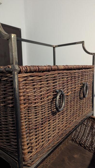 Regał z wiklinowymi koszykami i stalowym ręcznie kutym stelażem, hand made.