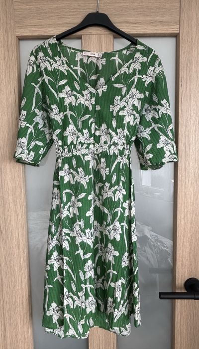 Krótka sukienka w kwiatowy wzór Mango