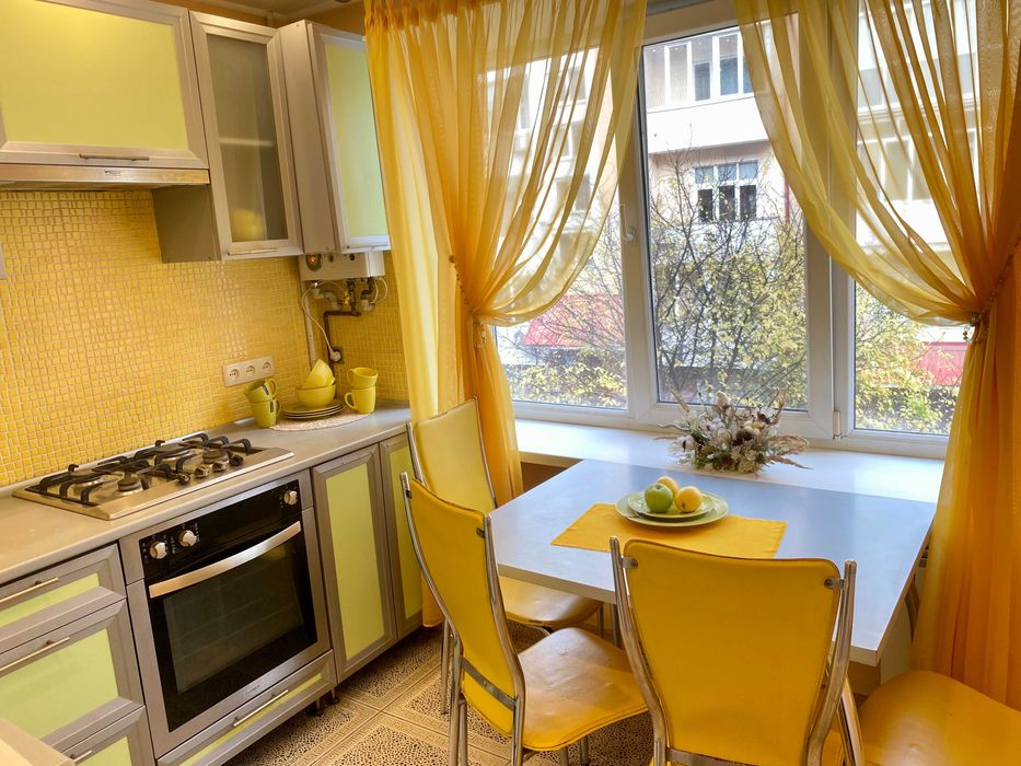 Центр. Власник. Острозького. 2 кімнати. Звітні документи