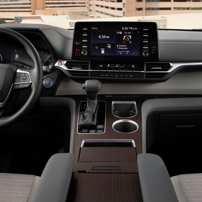 Встановлення автомагнітол, камери 360, цифрові панелі та інше