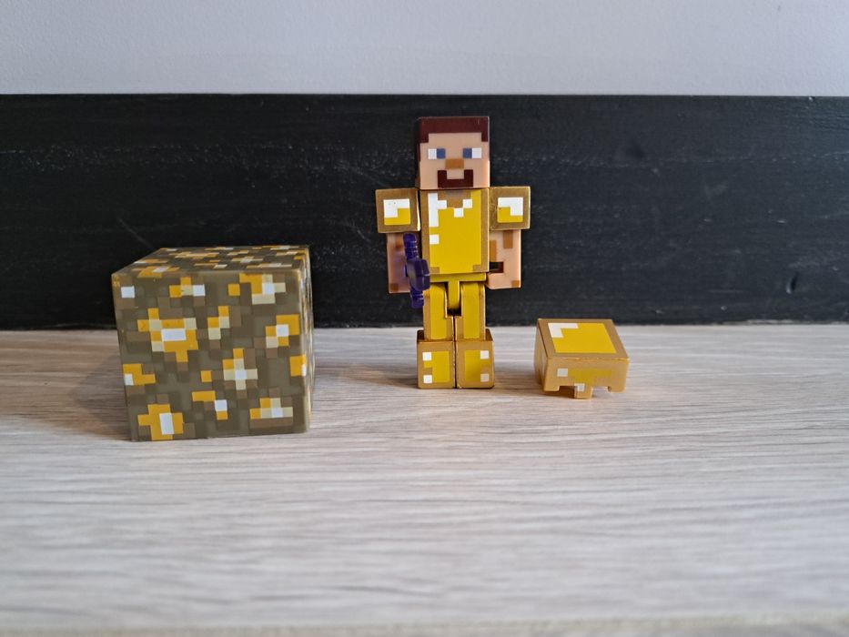 Figurka Minecraft - Steve w złotej zbroi