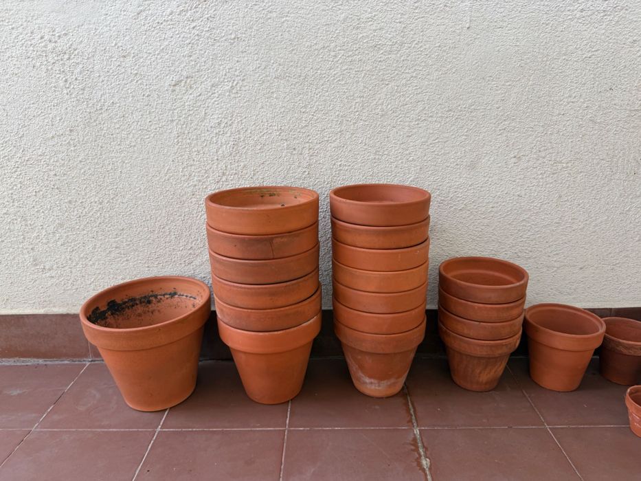Conjunto de vasos e pratos para plantas em terracotta