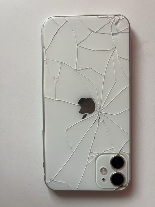 iPhone 11, б/у, з пошкодженням дисплея та задньої кришки