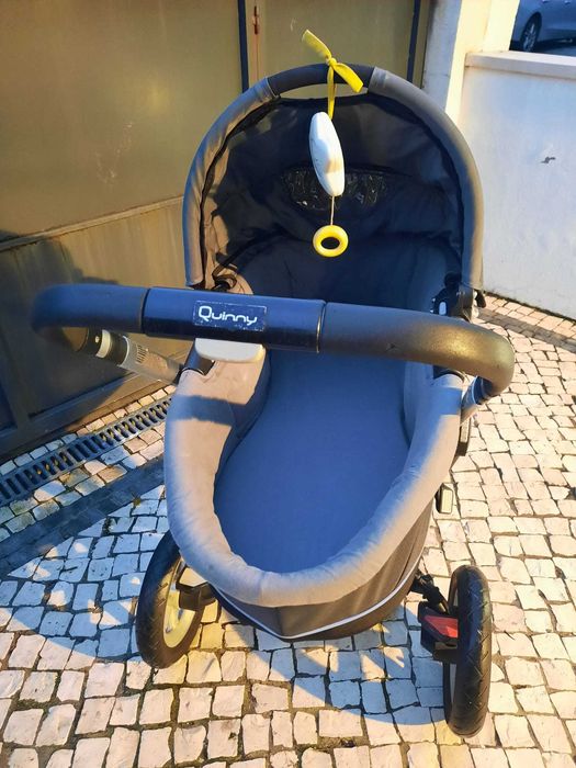Conjunto maxi-cosi: carro, ovo, cadeirinha, e alcofa.