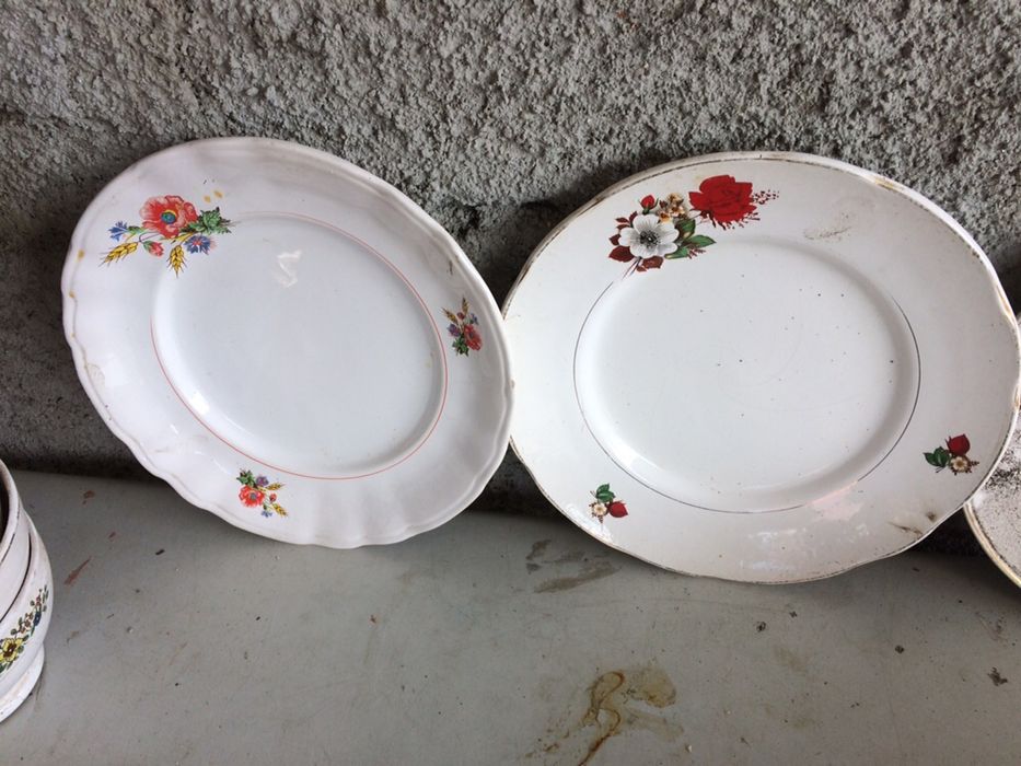 30 pratos antigos de várias marcas e 12 tijelas