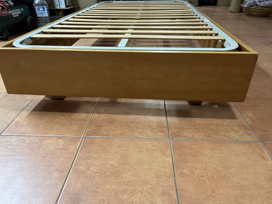 Cama com estrado