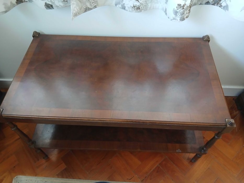 Mesa de apoio ou de centro em madeira