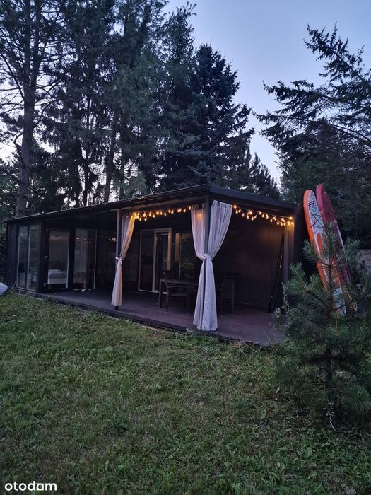 Dom nad dzikim jeziorem – 35 m² ciszy, lasu i szybkiego
internetu