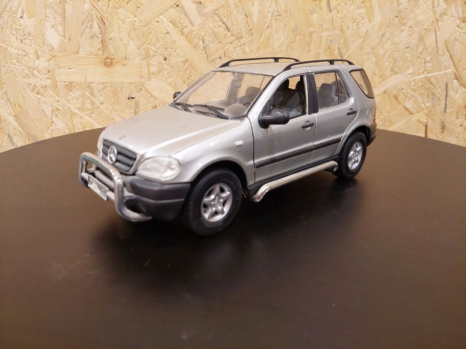 Model 1:18 Mercedes ML320 Maisto