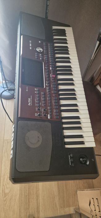 Korg pa700 como novo com saco e tripe 2000 ritmos 25000 midis de baile