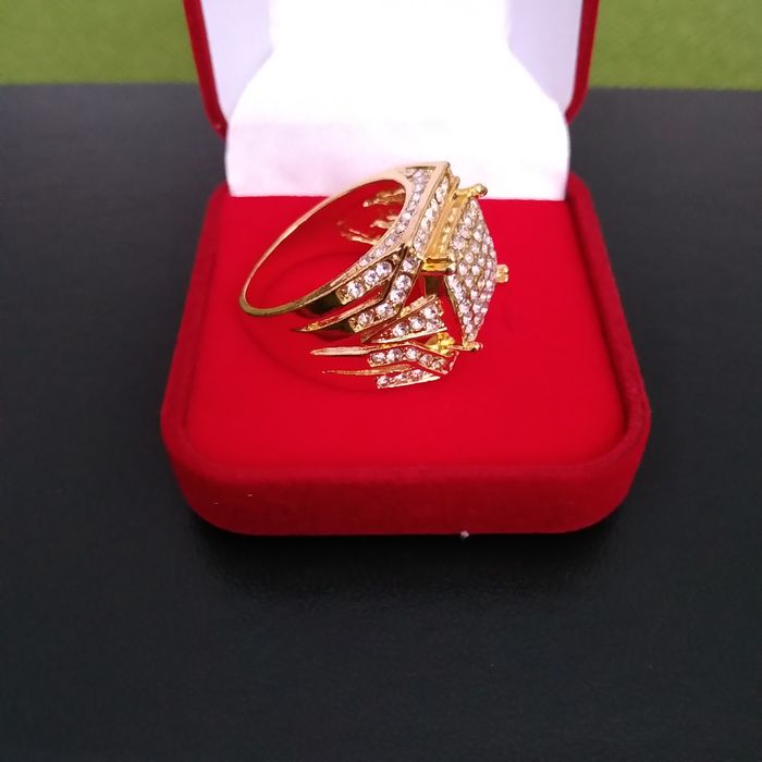 Sygnet męski koloru złotego bogato zdobiony cyrkoniami