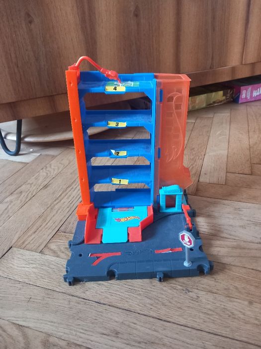 Hot Wheels parking
