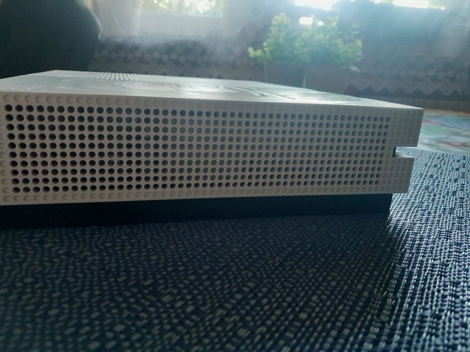 Xbox one s + pad  na sprzedaż