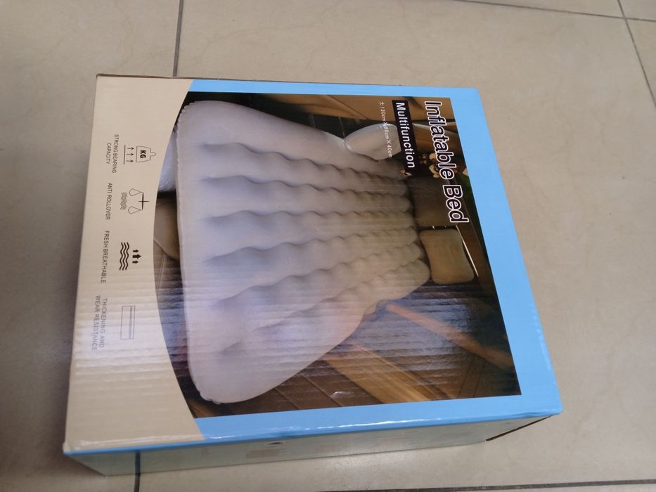 wielofunkcyjny, nadmuchiwany materac samochodowy z flokowaną powierzchnią w kolorze szarym.