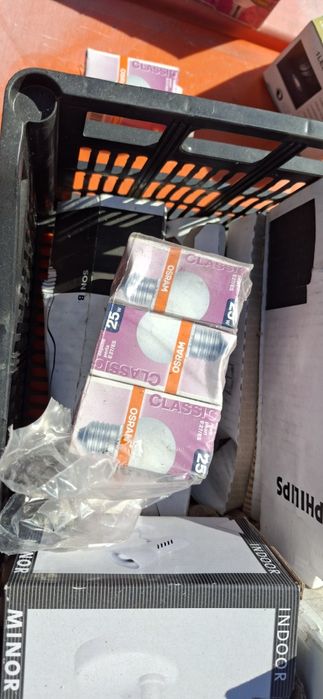 Lote sobras de lâmpadas e afins de material eléctrico