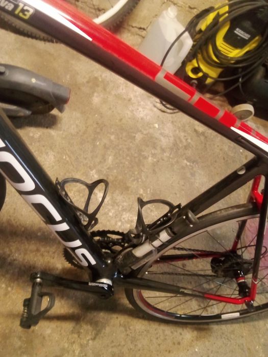 Bicicleta focus em carbono
