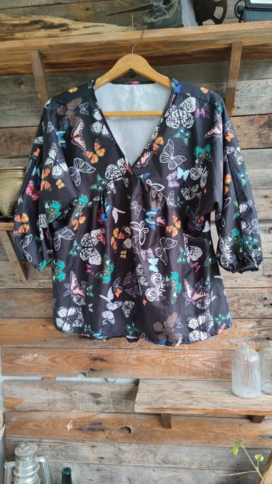 Bluzka w kolorowe motyle | oversize | dekolt V | rękaw 3/4