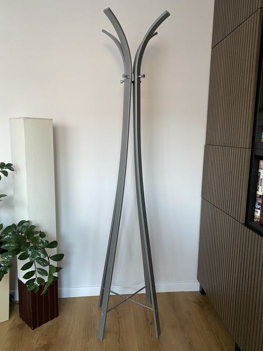 Wieszak na ubrania metalowy stojacy
