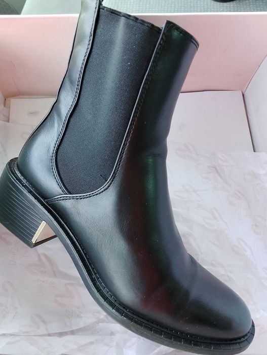 DeeZee. Śliczne skórzane botki.