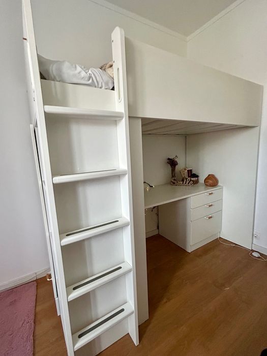 Cama estilo beliche com secretária e roupeiro