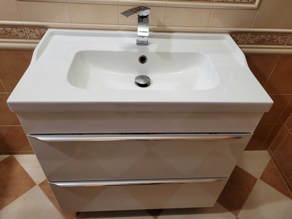Szafka łazienkowa z umywalką i baterią