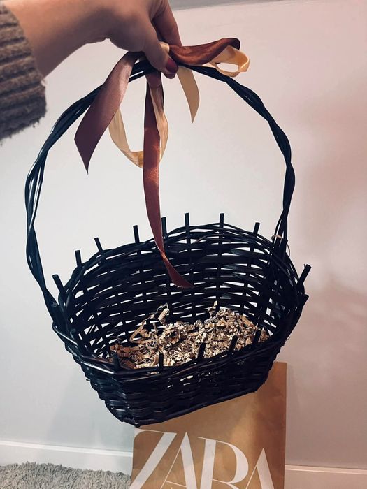 Piękny ciemny kosz pleciony ozdobny koszyk z uchem