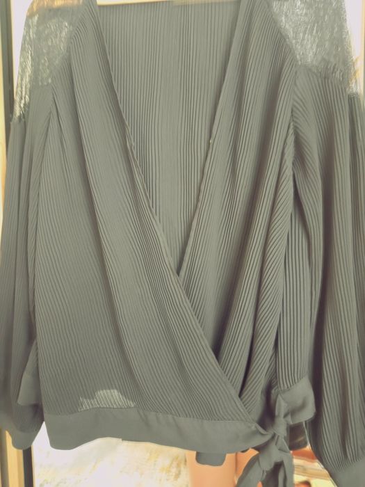 Czarna plisowana elegancka bluzka plus size 42 XL do pracy casual