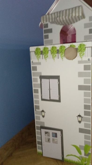 Drewniany domek dla lalek