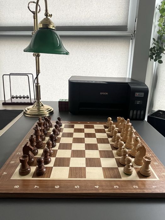 Elegancka drewniana szachownica z figurami