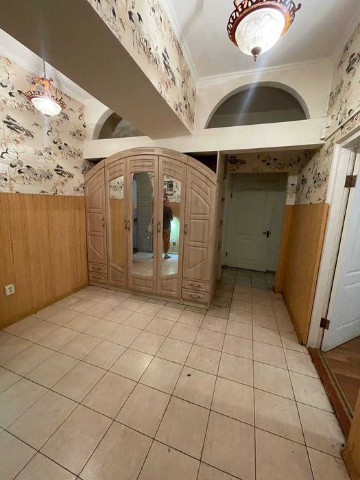 ПРОДАМ трикімнатну квартиру 91 м2 зі своїм окремим фасадним входом та підвалом у сталінці, Приморський район