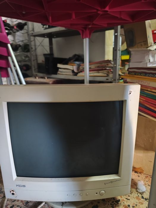 Torre e monitor antigo