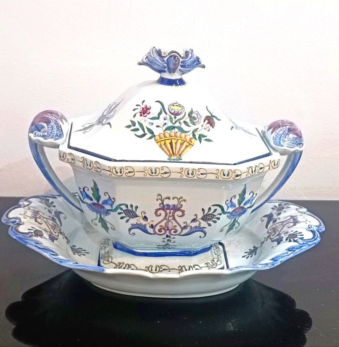 Terrina pintada à mão.