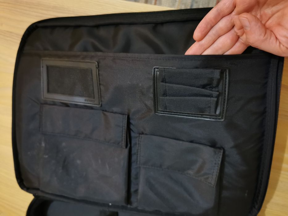 Czarna torba na laptopa, dużo kieszeni