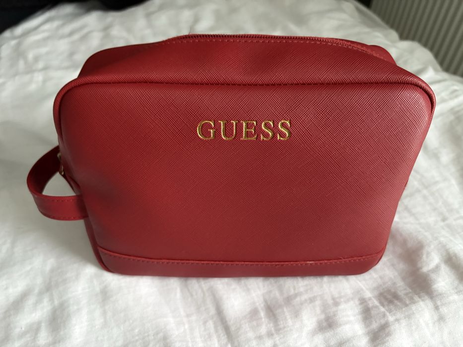 Kosmetyczka Guess skóra ekologiczna złote Logo