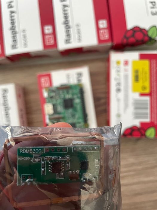 Raspberry Pi 3 Model B 12 sztuk, 3 karty MicroSD oraz moduł RDM6300