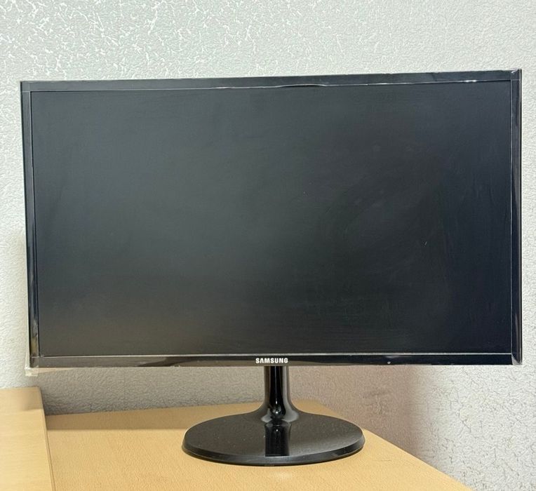 Монитор Samsung 23.5" S24F350FHI Black