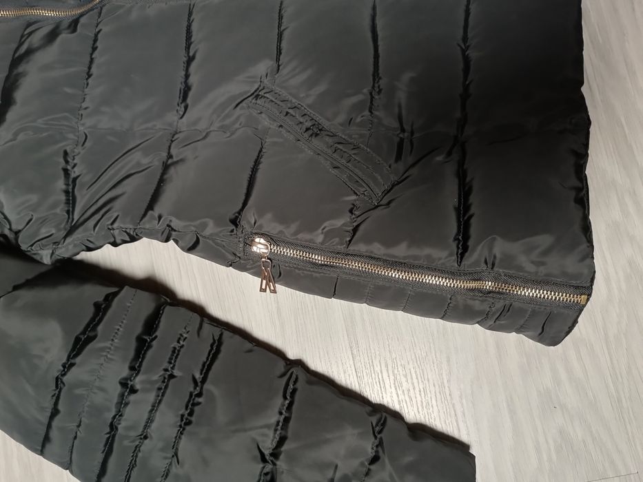 Kurtka zimowa z kapturem ocieplana czarna pikowana kurteczka S-M