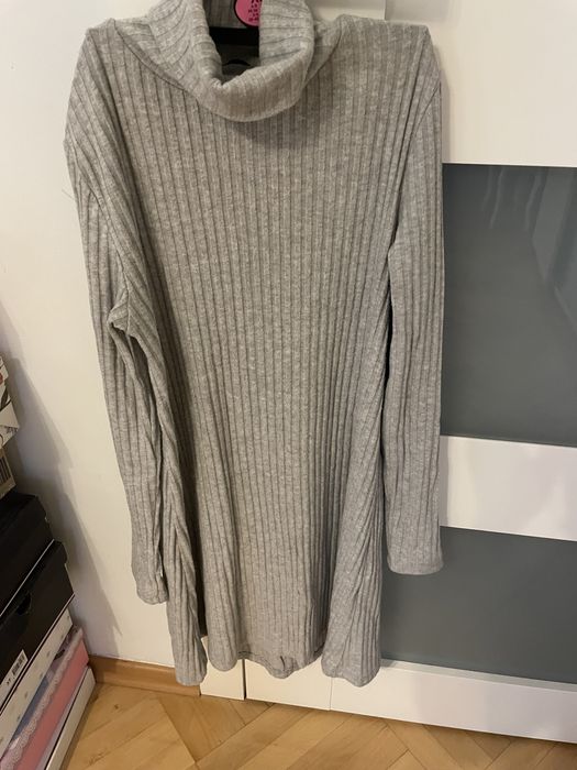 Sukienka z golfem Stradivarius S