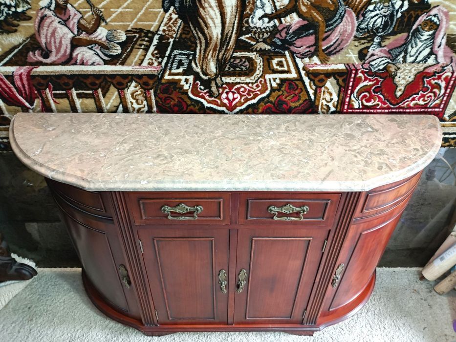 aparador curvo (também conhecido como credência ou consola) em madeira