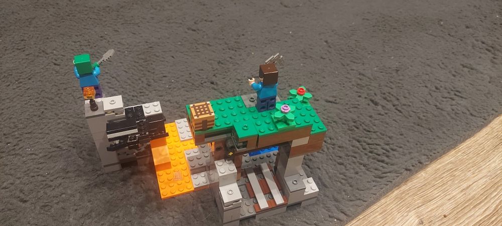 2 zestawy lego minecraft 21166,21177