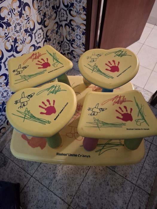 Mesa para criança com 4 bancos