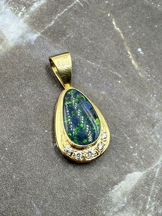 Piękny złota przywieszka, próba 585, 5 x brylant, opal australijski