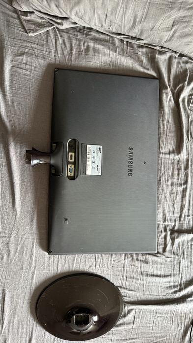 Samsung S24C300 — 24” Full HD